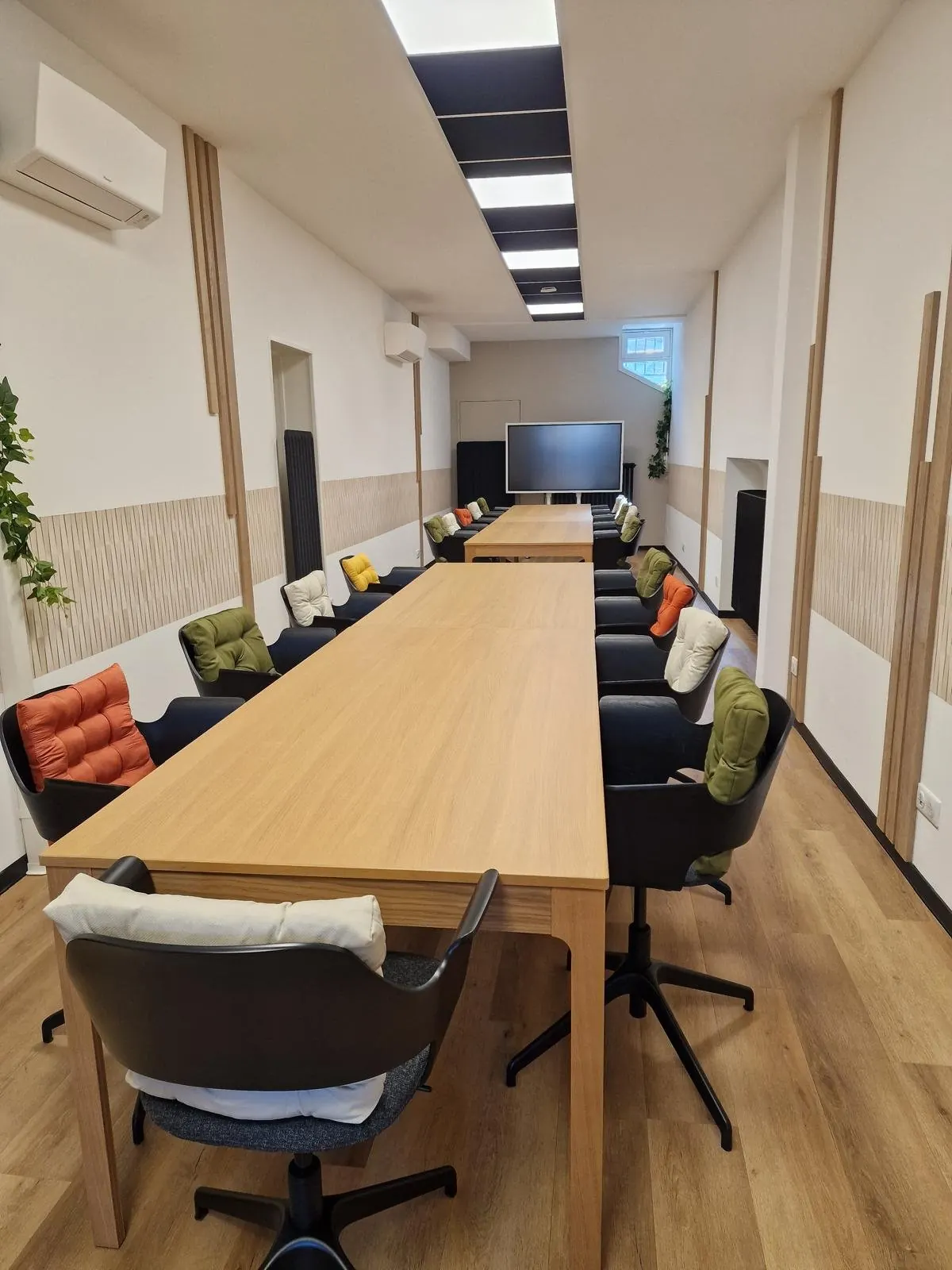Grande salle de réunion Lokaburo 2, table de 19 places et écran interactif